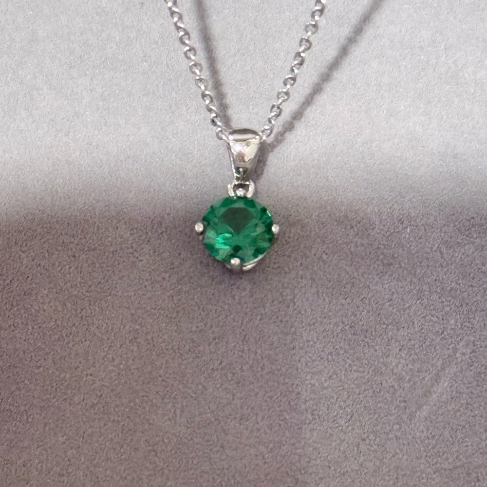Elegant Silver and Green Pendant Necklace